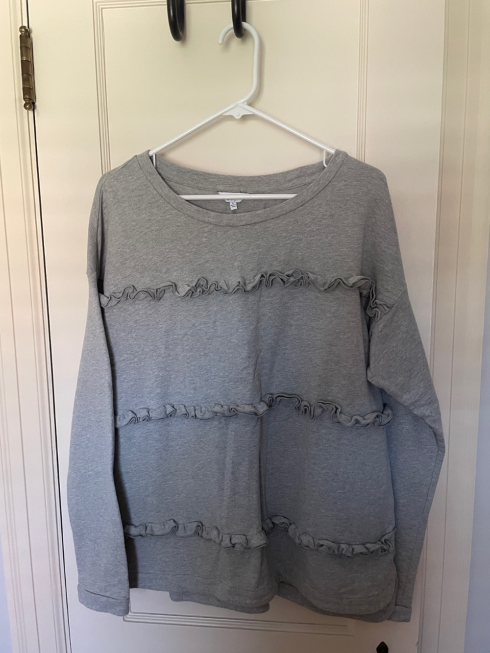 crown & ivy Light Gray Crewneck Sweatshirt
